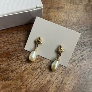Vintage Avon Renaissance Beauty Pearlesque Gold Tone Pearl Drop Earrings
